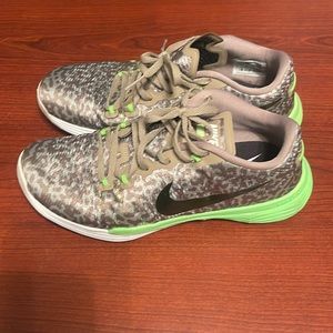 Nike men’s size 8 gently used training shoes